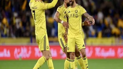 “上海F1大奖赛激情上演，产业协同共铸辉煌——人民日报海外版报道”